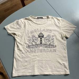 En beige T-shirt från Brandy Melville med tryck. Perfekt T-shirt för att uppdatera garderoben inför hösten! 😊Köpt för 280 kr och oanvänd.