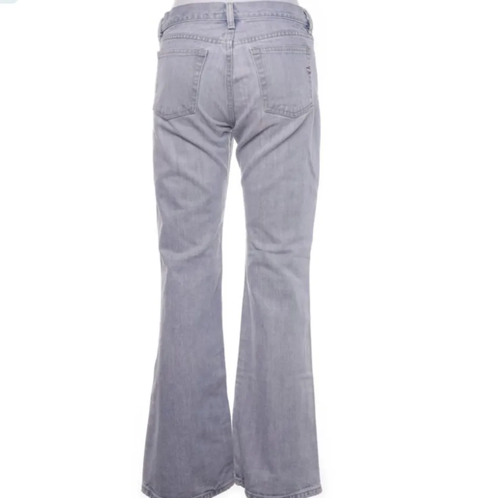 fina blå/grå lågmidjade utsvängda jeans!! säljer för att de är förstora på mig (köpta på sellpy) pris kan diskuteras💕. Jeans & Byxor.