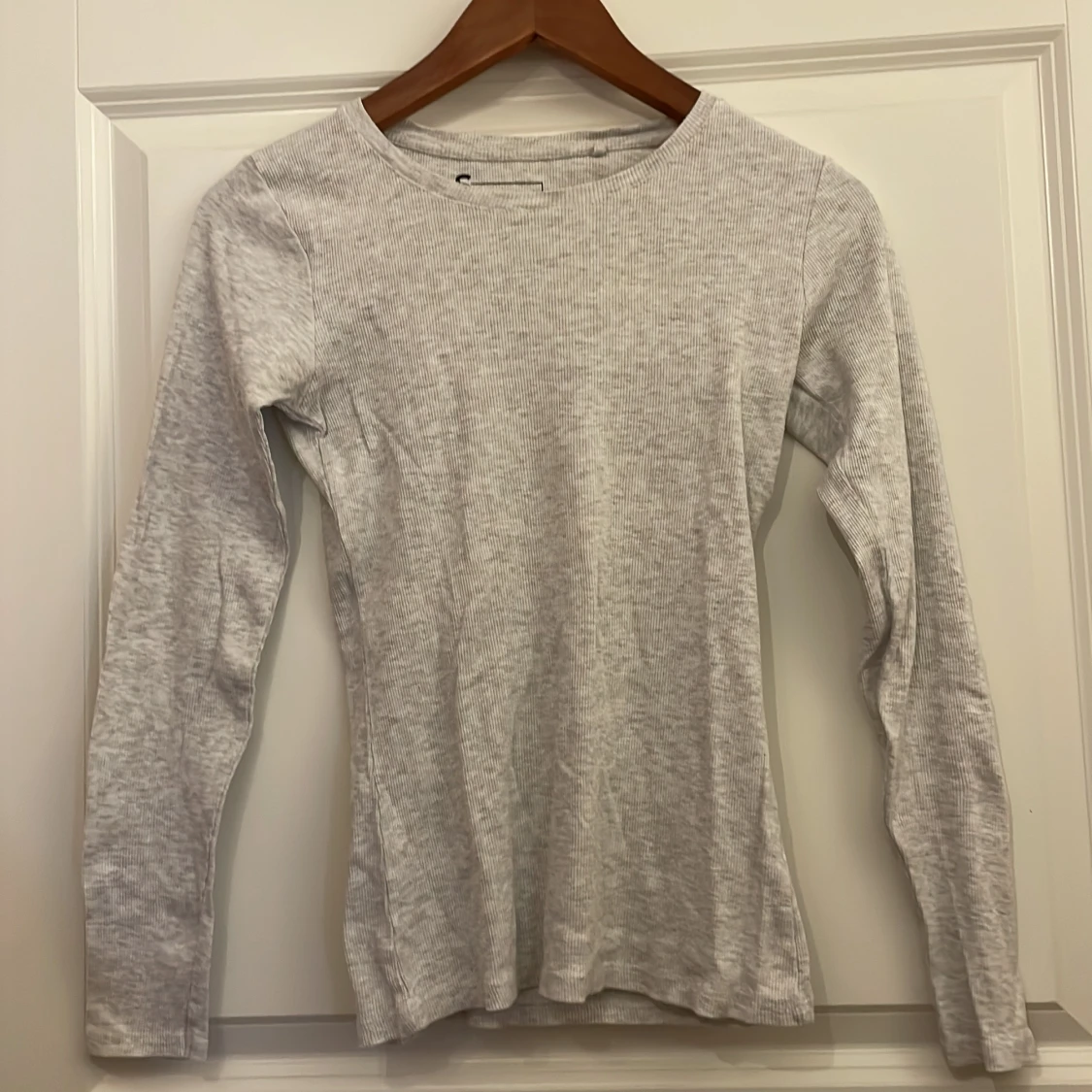 Grå ribbad långärmad tröja