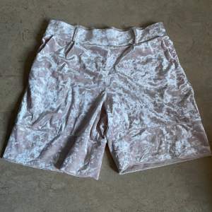 Ljusrosa shorts i skönt och mjukt material från PIECES i storlek XS fast ser större ut. 
