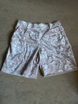 Sköna shorts - Ljusrosa shorts i skönt och mjukt material från PIECES i storlek XS fast ser större ut. 