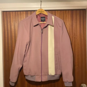 Jacka - Rosa/lila Jacka köpt på Boohoo Använd runt 5 gånger, annars hängt i garderob ett halvår.