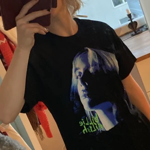 Billie Eilish t-shir - Billie alltid i mitt hjärta, men passar tyvärr inte min stil. Riktigt cool dock med snyggt tryck. Aldeles ny skcick använd nån gång.