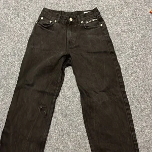 Sweet skateboard jeans - Jeans i bra skick har ett hål som man ser på första bilden  