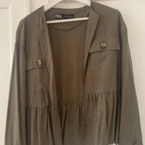 Grön kofta Zara, strl S - Oanvänd grön kofta från Zara. Fin grön. Strl S