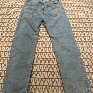 Säljer mina riktigt schyssta nudie jeans efterosm de blev för små! Köpta och inte använta något alltså finns det inga deffekter!! Köpta på deras egna butik i stockholm för 1600. Vid fler frågor/bilder är det bara att kontakta! Pris kan diskuteras!!