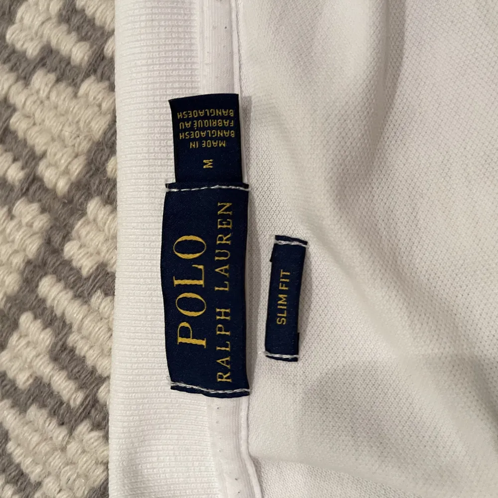 Säljer min riktigt feta piké från ralph lauren!! Den har blivit för liten men har inga deffekter alls! Köpt i början av sommaren på NK för 1200! Vid fler bilder/frågor är det bara att skriva!! Pris kan även diskuteras vid snabb affär!. Skjortor.