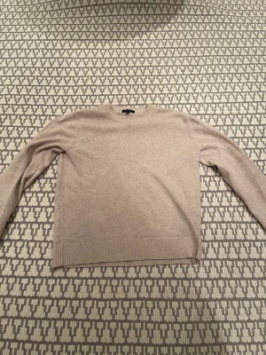 Stickad tröja - Säljer min schyssta tröja som tyvärr blivit för liten! Den är köpt på paul and friends butik på NK i stockholm! Den är köt för 1500 alldeles nyligen och har inga deffekter alls! Vid fler frågor kontakta! Pris kan diskuteras vid snabb affär!!