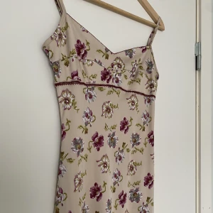Vintage blomming klänning🤍 - Jättefin blommig midi klänning från märket Kookaï🌸Total längd: 98 cm. Hade passat xs/s