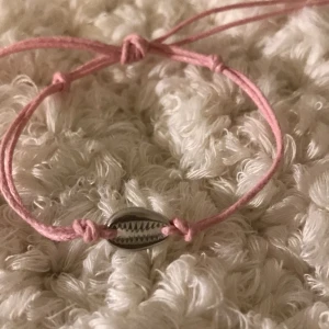 Rosa armband - Rosa justerbart armband med silvrig snäcka💕