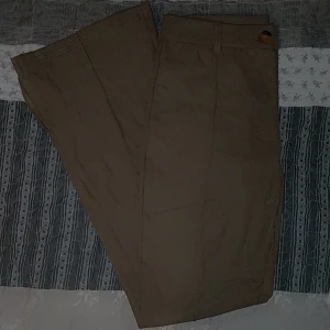 Bootcut byxor petite  - Aldrig använt pga för korta. Byxorna är korta och passar bäst 165 och mindre annars kommer de mig som är 164 på min vrist, de är sköna och tight i storlek 