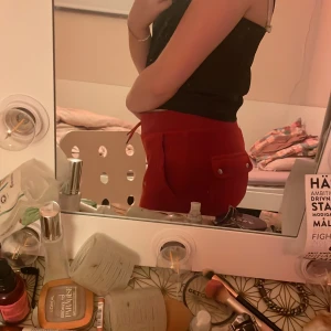 Röda juicy byxor i xs! 600kr inte 800!! - Hej❤️! Nu säljer jag mina röda Juicy byxor i storlek xs. Dom är köpta för typ ett år sedan på Frölunda torg! 100% äkta. Dom har gått sönder lite där framme vid magen men ingenting som syns vid användning! Annars väldigt bra skick❤️! 