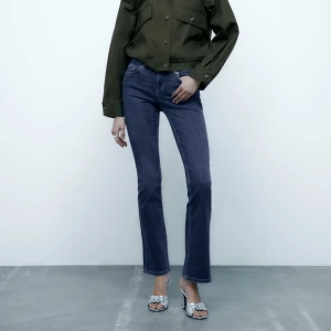 Lågmidjade jeans zara   - ”Zw the bootcut med låg midja” från zara. Strl 34. Inget fel på de utan kommer ej till användning och är använda ett par gånger bara!