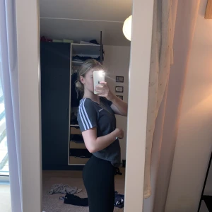 Adidas tröja - Bomulls T-shirt från adidas. Bekvämt material och ger snygg figur. Knappt använd. Passar XS - M. 