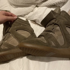 Isabel Marant - Isabel Marant skor. Så jävla snygga och passar till svin mycket. Är lite använda. Skriv för fler bilder och frågor🫶🏼🫶🏼