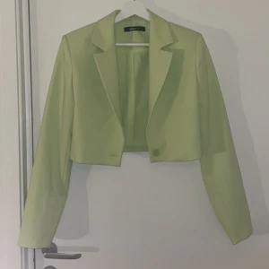 Croppad Blazer - Helt oanvänd. Inköpt för cirka 600kr från Gina för två år sedan. Aldrig kommit till användning pga färgen.