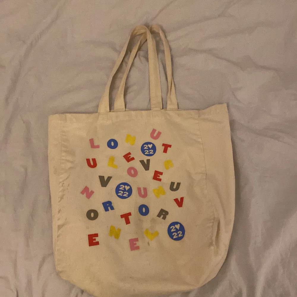 hejjj! säljer en totebag köpt på harry styles love on tour 2022! väskan finns inte att få tag på nån stanns i nuläget.  på användning men fortfarande bra skick.  . Väskor.