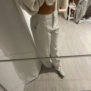 Mid waist kostymbyxor  - Vita super fräscha kostymbyxor ifrån nakd, köpta för ca 500kr, säljer dessa för 250 då dom är väldigt fina och inga täcken på användning, storlek 34