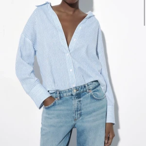 Skjorta  - Superfiin skjorta från zara! Helt ny endast testad köpt för en vecka sedan!  Storlek xs men skulle säga att den är mer som en s! Säljer då den inte passar mig och jag inte hunnit skicka tbx! 