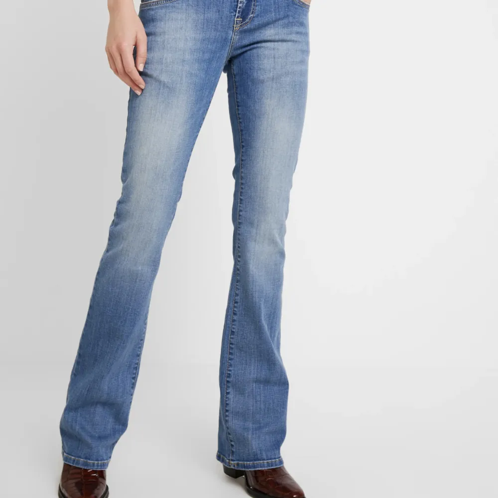 Jötte coola lågmidjade bootcut jeans från Ltb i modellen Roxy💗 jeansen har några få hål i rumpan🥰. Jeans & Byxor.