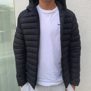 Dunjacka - Dunjacka. Säljer för 900, köpt för 1800. I nyskick.