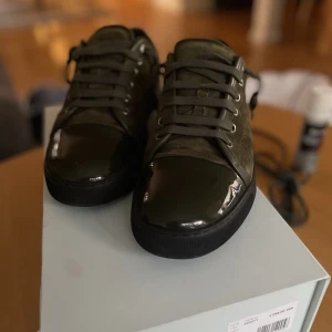 Lanvin Paris skor - Nästan oanvända Lanvin skor. Det ingår TVÅ DUSTBAGS, box, rengöringsgrejer såsom Lack polish och protect sprey. Unik färg perfekt till blå/svarta jeans