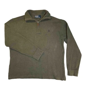 Ralph Lauren, Halfzip - ✨Stilren och tidslös Halfzip från Ralph Lauren, Kedjan och loggan är i superfint skick✨  Sthlmtrend.se