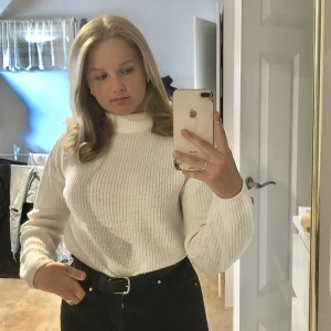 Vit stickad tröja - En vit stickad tröja från HM. Storlek XS/S. Superfin och kan användas sommar som vinter.