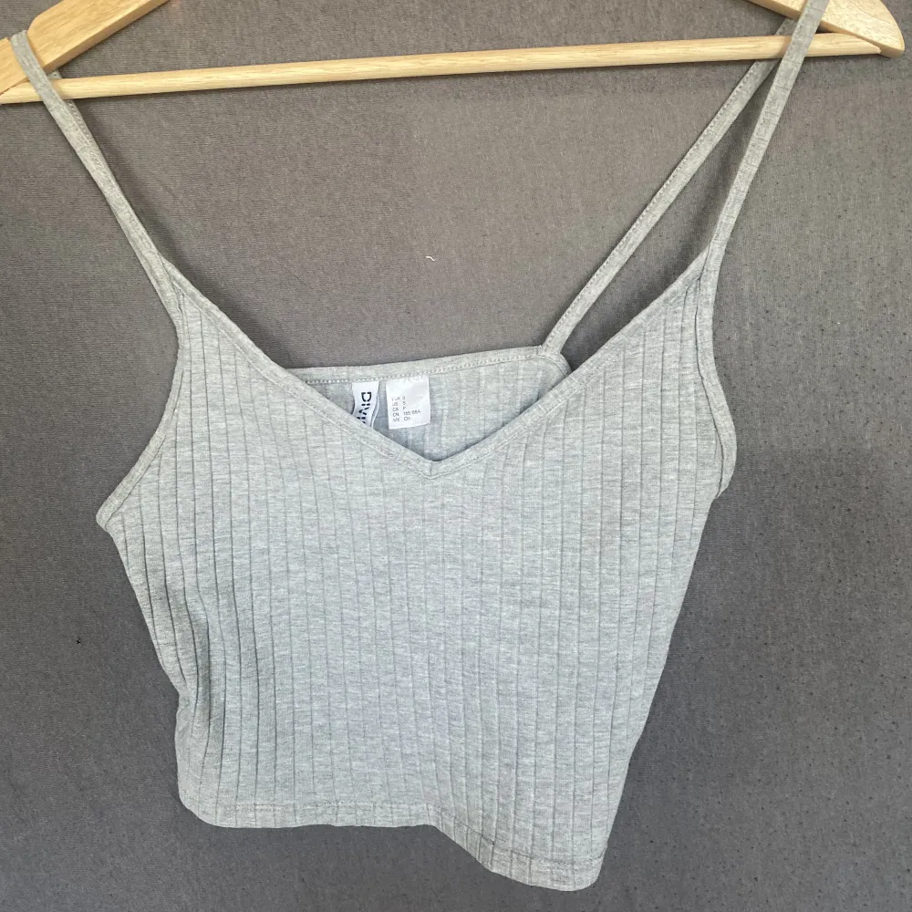 Basic grey top from hm Cute cropped shirt. Perfect for summer Measurements: -length 20cm -width 34cm. T-shirts.