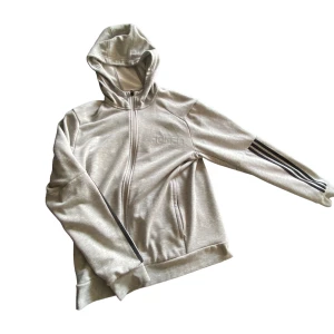 Grå adidas zip up hoodie  - Skick: 8/10 lätt använd  Strl: M