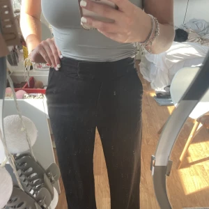 kostymbyxor  - svarta kostymbyxor från hm. formar rumpan och höfterna väldigt fint. sparsamt använda så i väldigt fint skick💘