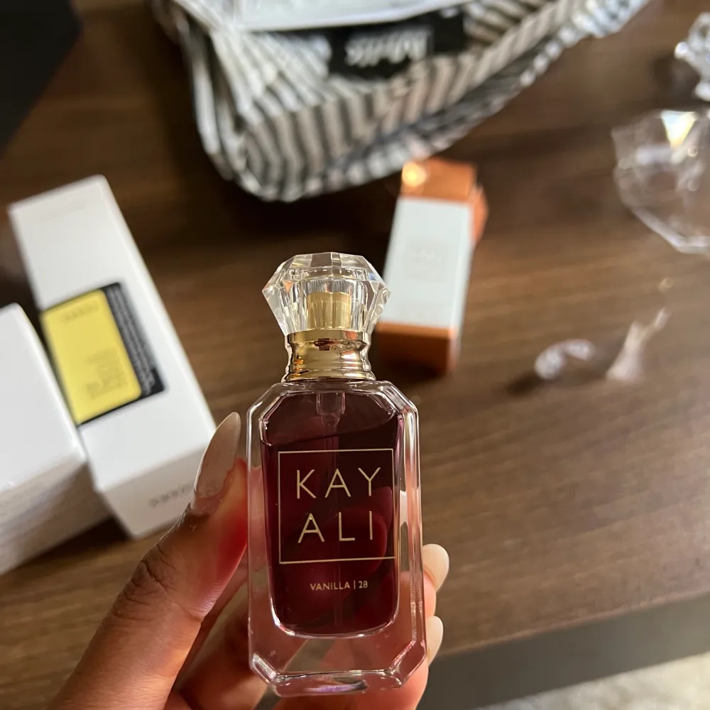 Säljer Vanilla 28 parfymen från kayali, öppnade precis och doftade på den endast och insåg att den inte är min doft därför säljer jag :/. Övrigt.