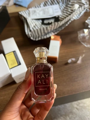 Kayali parfym  - Säljer Vanilla 28 parfymen från kayali, öppnade precis och doftade på den endast och insåg att den inte är min doft därför säljer jag :/
