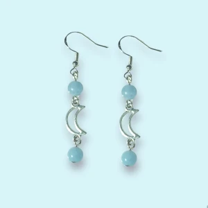 Örhängen med månar och jade  - Säljer dessa örhängen med månar och blå jade! 🌈 krokar i sterling silver 🙌 pris 49kr styck, 15kr frakt vid köp via swish privat, annars plicks fraktalt. 💛 GRATIS frakt vid köp genom plick atm! samfraktar gärna genom annonsen om ni vill köpa fler saker!! 🥰