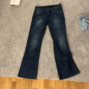 Lågmidjade jeans ❤️‍🔥 - Jag säljer mina lågmidjade mörkblå jeans, dom har blivit alldeles för korta, jag är 167 och tror dem skulle passa bättre på nån runt 157-162 💕 använda mycket få gånger, var vina favorit jeans men nu är dom för korta 💕 Köpta för 590 säljer för 270 💕 