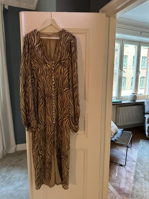 Adoore klänning  - Adoore maxi-klänning i modellen ”Positano” med långa fina ballongarmar i storlek 38. Endast använd en gång!  Nypris: 1695kr. Mitt pris: 1200!