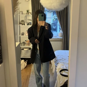 Kappa - Marinblå/svart kappa med knappar perfekt som höstjacka. 🤩Vet ej exakt storlek men skulle säga S-M/L🫶🏻Hör av dig vid frågor eller för fler bilder!! 