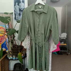 Skjortklänning - Fin och stilren skjortklänning som vill hitta nytt hem 🌞 Använd fåtal gånger så i bra skick 💚 Kan användas som en översize skjorta då skärpets kan tas av. Skriv gärna innan ni köper 🙏 
