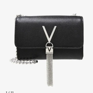 Valentiono väska - Skit snygg äkta valentiono väska, köpt på Åhléns💋💋(skriv innan köp) tyck inte på ”köp nu”