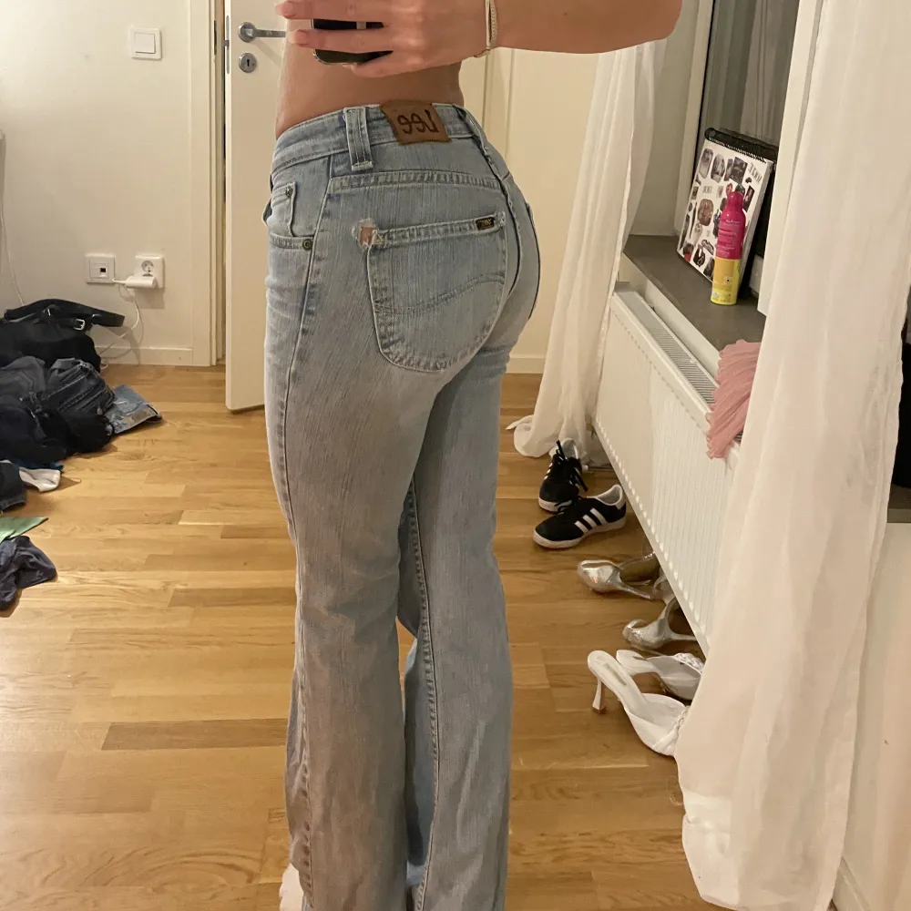 Jättesnygga Lee jeans, har ett hål vid högra fickan men har använt dem trots detta ❤️ går säkert att sy igen oxkså. är 175 för referens . Jeans & Byxor.