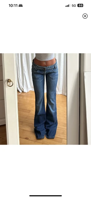 lågmidjade bootcut jeans  - lågmidjade lee jeans med fina bakfickor🩷 Midja 80 innerben 91. Hon på bilden e 165cm