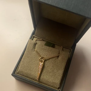 L8hasselblad halsband  - Halsband från L8hasselblad i bra skick! Köptes för 360kr💕❗️Säljer även ett matchande örhänge ❗️