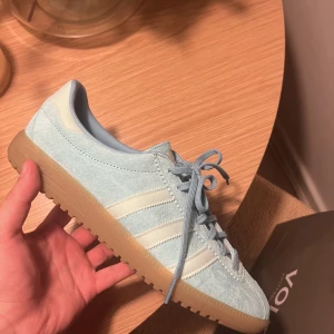 Adidas OG 3 stripes - Säljer dessa helt nya Adidas la marque aux skor i storlek 43 1/3. Aldrig använda, nypris 1200kr. Mitt pris 650kr