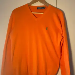 Säljer denna fräscha Ralph Lauren V-neck tröjan! Den är i väldigt fint skick! Postas bara Betalningar sker via Swish!