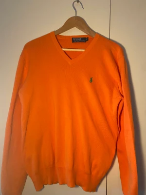 Ralph Lauren V-Neck - Säljer denna fräscha Ralph Lauren V-neck tröjan! Den är i väldigt fint skick! Postas bara Betalningar sker via Swish!