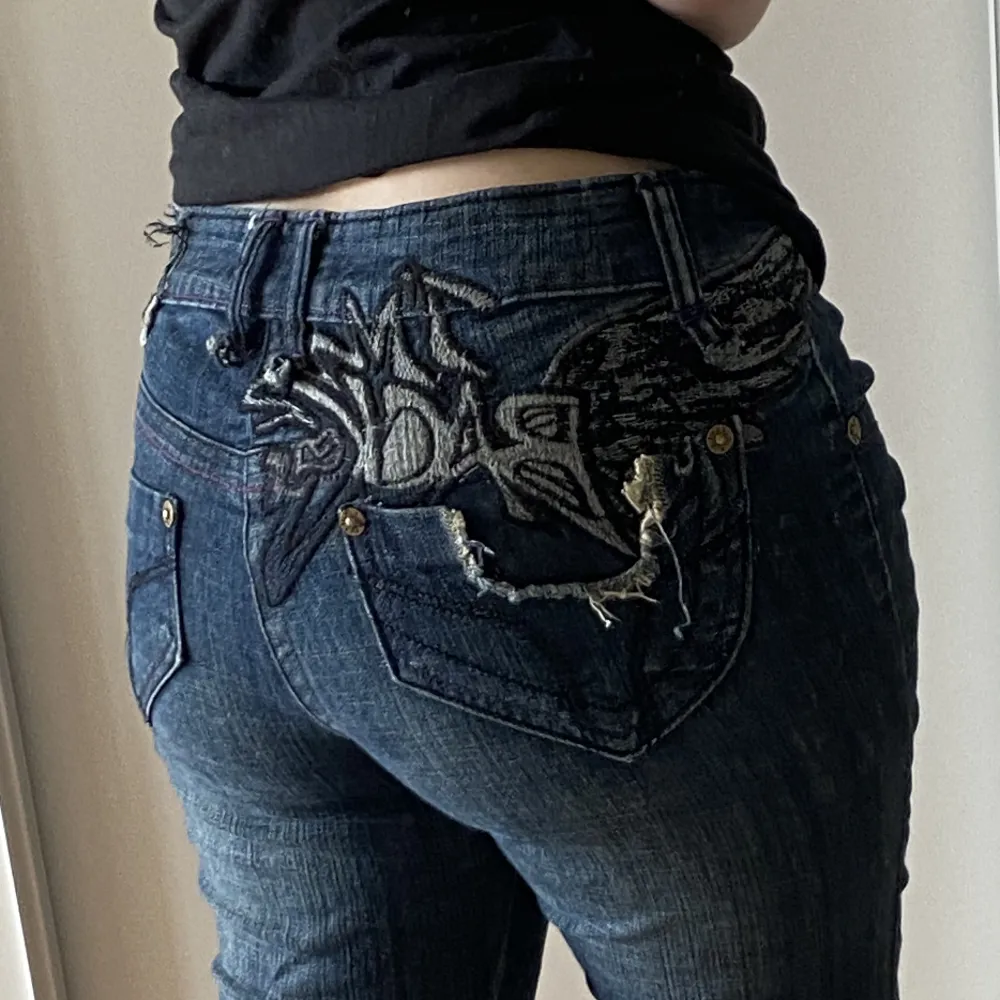 så coola jeans som passar mig perfekt i längd som är 154. Jeans & Byxor.
