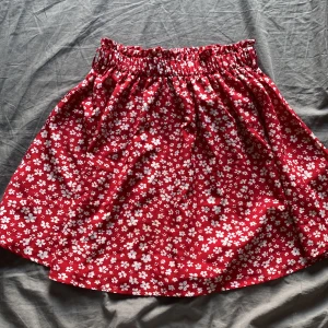 Kjol - Röd med vita blommor på jättefin på sommaren🌸