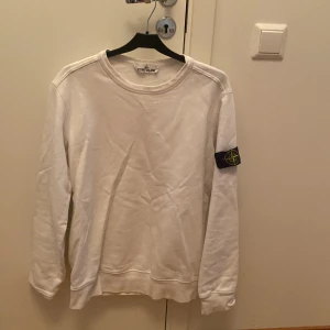 Stone Island Tröja  - Tja, säljer nu min äkta stone Island tröja p.g.a att den är för liten använd 3 gånger och är i skick 7/10. :Nypris 2899. Den är köpt på Nk i Göteborg. Jag säljer den billigt för de har ett litet hål på bröstet. Men Jag har sytt de.