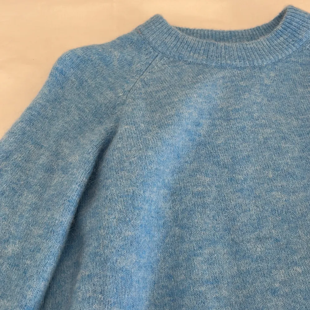 En ljusblå stickad tröja från Zara i jätteskön alpackaullsblandning. Endast använd en gång och därför i nyskick🤍. Stickat.