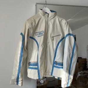 Vintage biker jacka  - Skulle säga att den passar mer som en L än XL. Skitcool men för liten för mig tyvärr. Kan mötas upp i handen eller eventuellt i stan i Stockholm. Pris kan diskuteras 